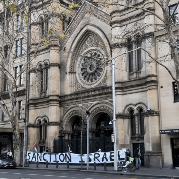 Anti-Israel protestors outside the Great Synagogue in Sydney (image: X/@DrewPavlou)